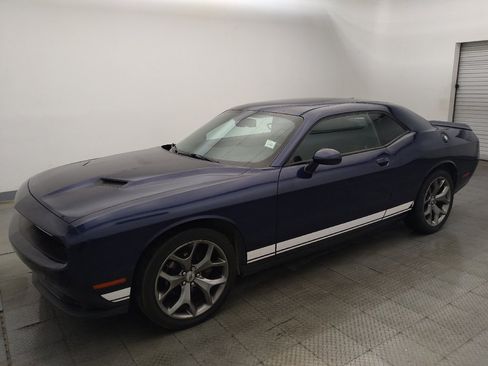 Used 2017 Dodge Challenger SXT RWD image 2
