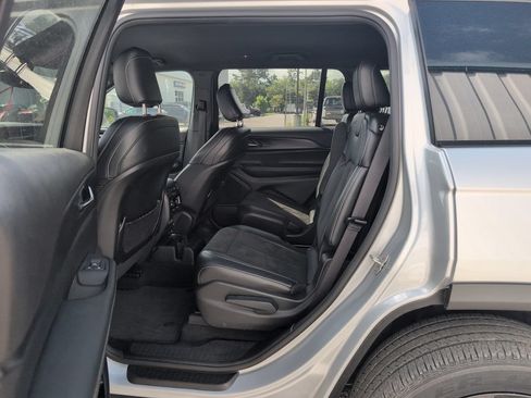 Used 2024 Jeep Grand Cherokee L Laredo RWD image 11