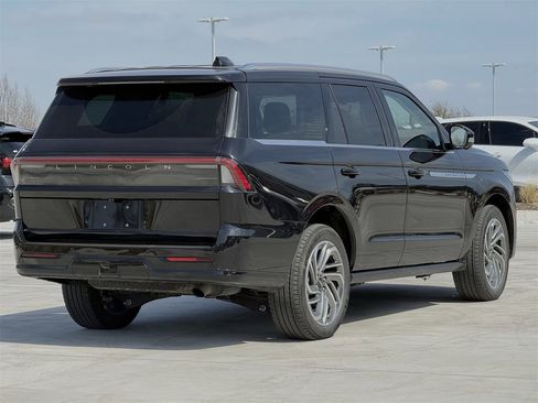 Used 2025 Lincoln Navigator Reserve image 4