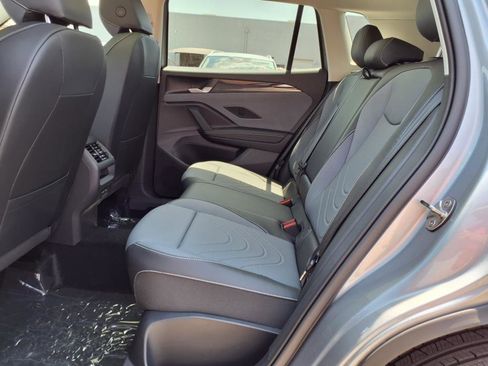 New 2025 Volkswagen Tiguan SE image 16