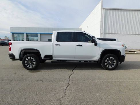 Used 2023 Chevrolet Silverado 2500 Custom image 2