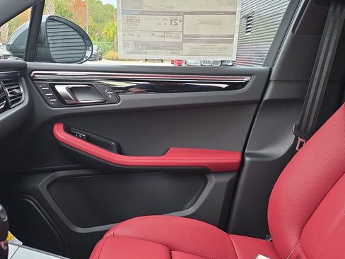 New 2026 Porsche Macan Base image 23