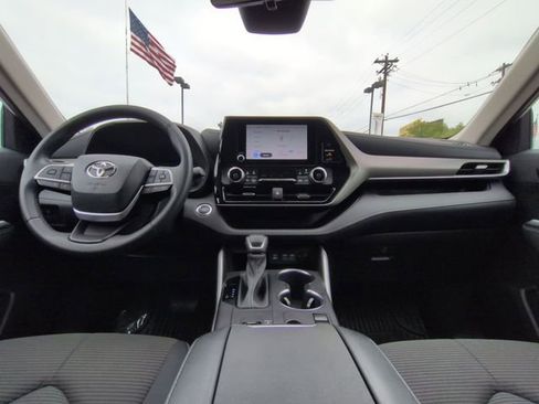 Used 2023 Toyota Highlander LE FWD image 2