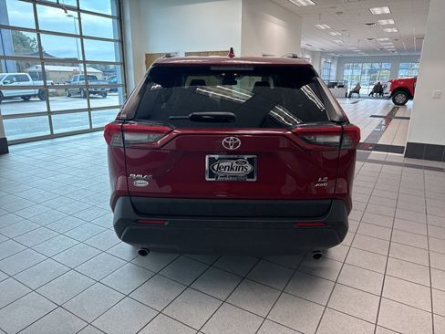 Used 2019 Toyota RAV4 LE image 15
