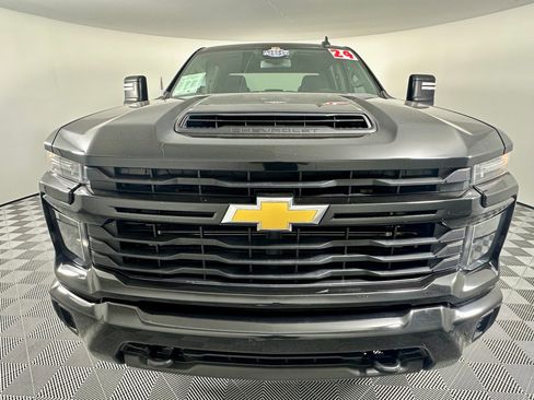 Used 2024 Chevrolet Silverado 2500 Custom w/ Custom Value Package AWD/4WD image 9