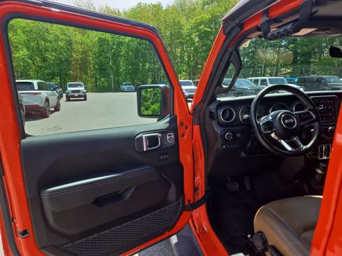 Used 2023 Jeep Wrangler Unlimited Sahara w/ Cold Weather Group AWD/4WD image 16