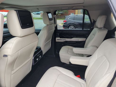 Used 2018 Ford Expedition Platinum AWD/4WD image 5