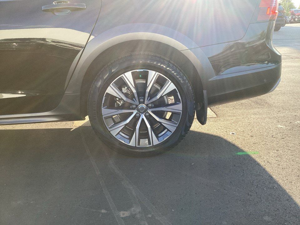Certified 2023 Volvo V90 B6 Cross Country Plus AWD/4WD image 26