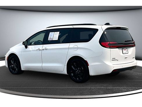 Certified 2025 Chrysler Pacifica Limited FWD image 19
