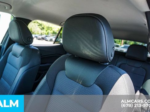 Used 2025 Chevrolet Trax LT FWD image 17