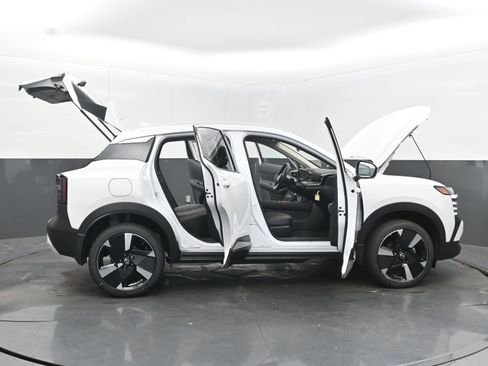 New 2025 Nissan Kicks SR image 45