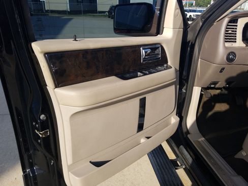 Used 2017 Lincoln Navigator Select RWD image 9