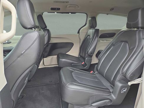 Used 2023 Chrysler Pacifica Touring-L image 22