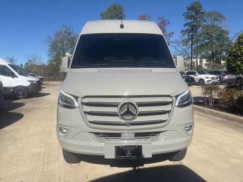 Used 2024 Mercedes-Benz Sprinter 2500 image 2