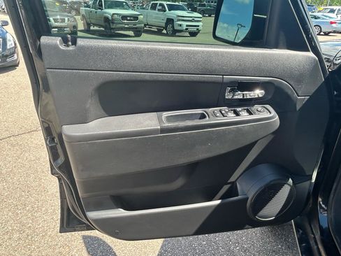 Used 2012 Jeep Liberty Sport AWD/4WD image 14