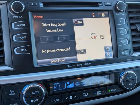 Used 2019 Toyota Highlander SE image 24