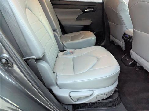 Certified 2023 Toyota Highlander XLE image 19