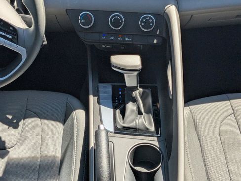 New 2025 Hyundai Elantra SE FWD image 15