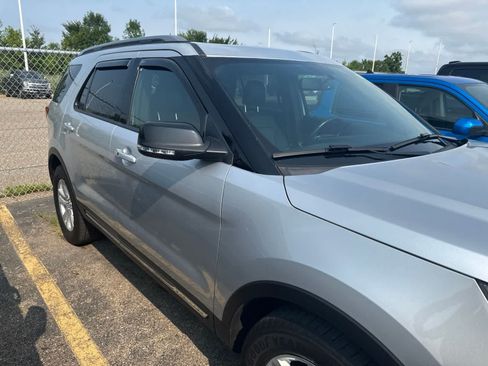 Used 2018 Ford Explorer XLT w/ Equipment Group 202A AWD/4WD image 8