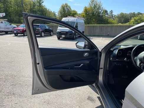Used 2023 Hyundai Elantra Limited image 21