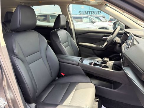 Used 2025 Nissan Rogue SV w/ SV Premium Package FWD image 51