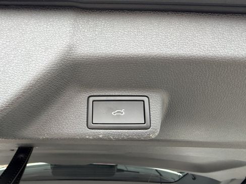 Used 2025 Volkswagen ID. Buzz 1st Edition RWD image 39