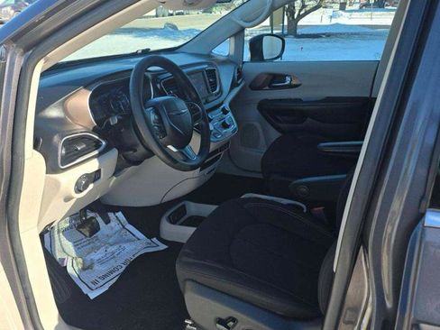 Used 2021 Chrysler Voyager L image 5