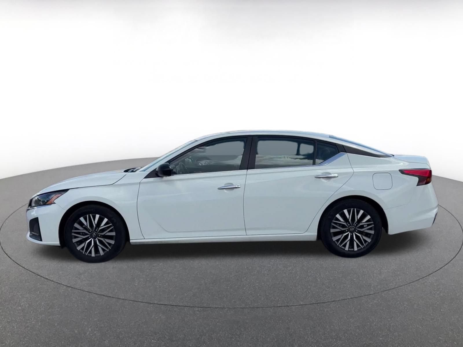 Used 2025 Nissan Altima 2.5 SV FWD image 8