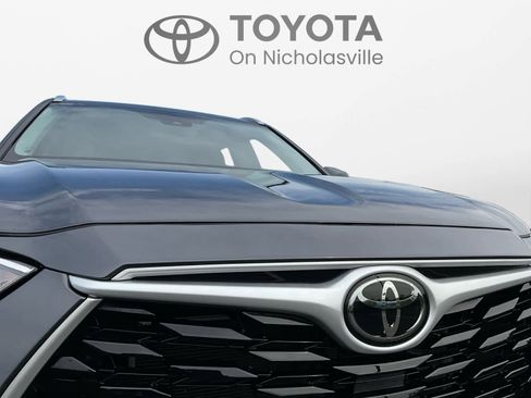 Used 2024 Toyota Highlander XLE AWD/4WD image 10
