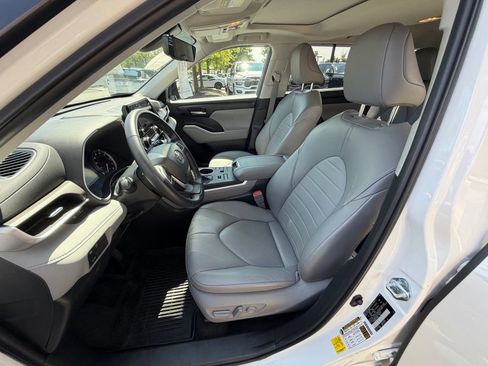 Used 2023 Toyota Highlander XLE AWD/4WD image 22