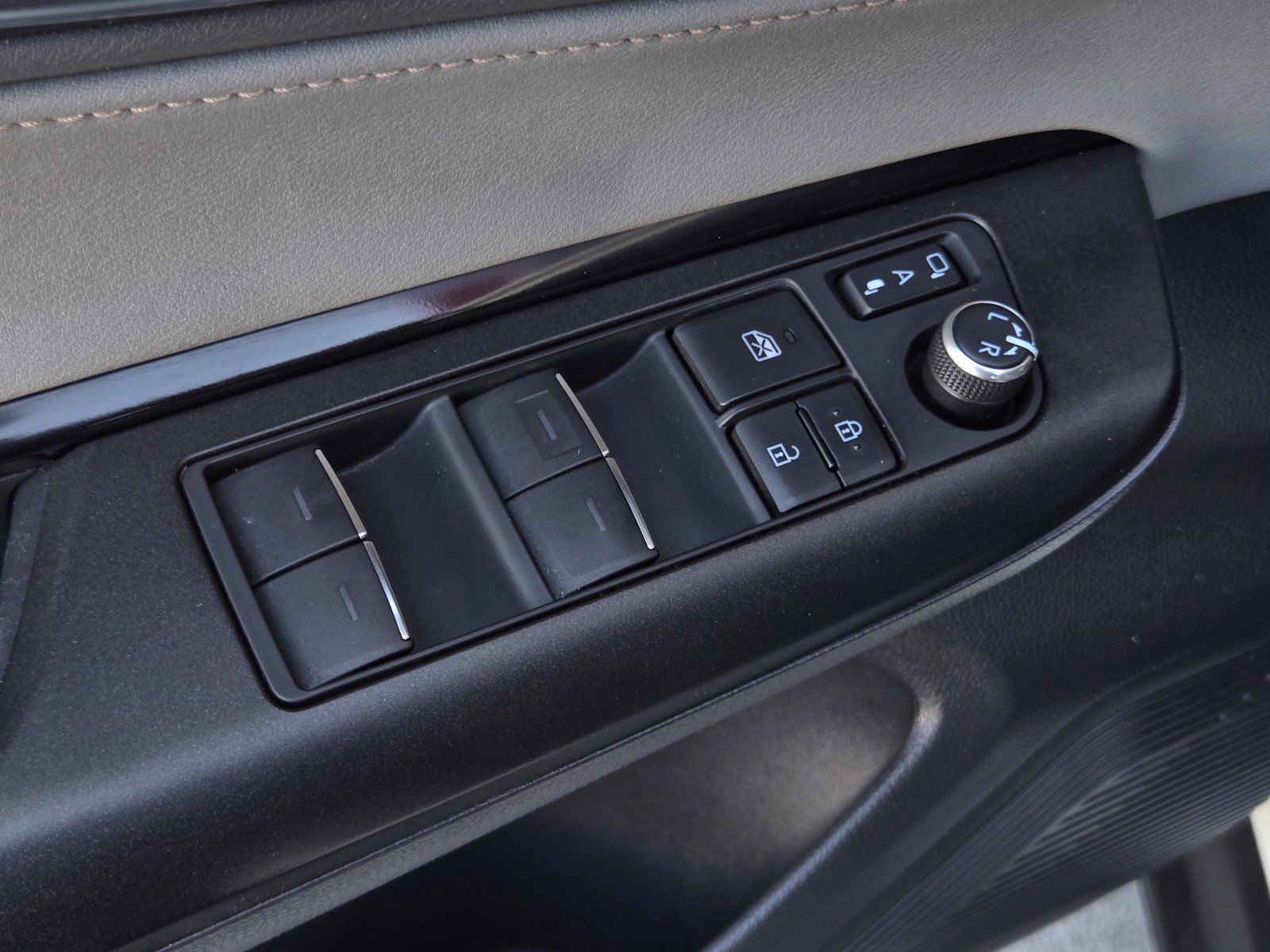 Used 2022 Toyota Venza LE AWD/4WD image 10
