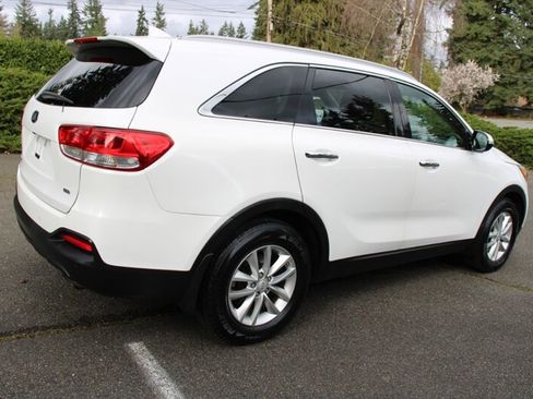 Used 2017 Kia Sorento LX w/ LX Convenience Package image 3