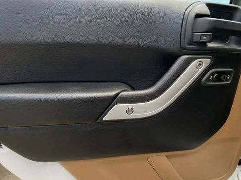 Used 2014 Jeep Wrangler Unlimited Sahara w/ Connectivity Group AWD/4WD image 16