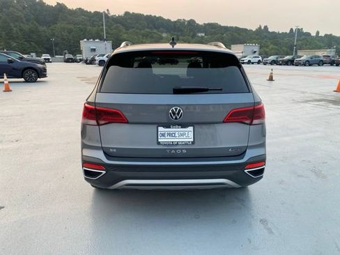 Used 2022 Volkswagen Taos SE w/ Panoramic Sunroof Package FWD image 7