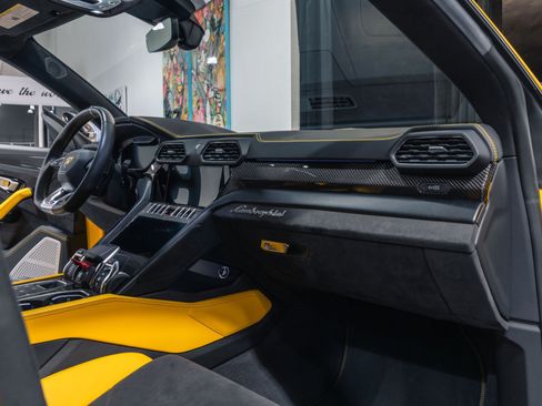Used 2021 Lamborghini Urus AWD/4WD image 2