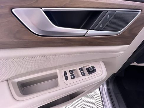 Used 2025 Volkswagen Atlas SE image 13