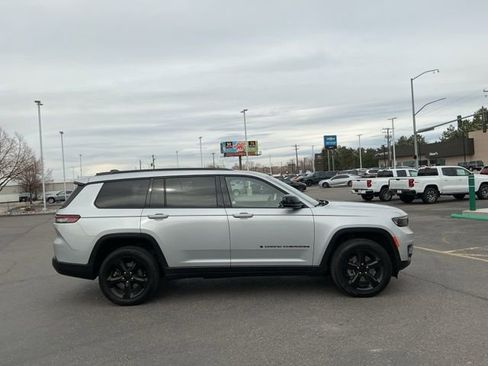 Used 2023 Jeep Grand Cherokee L Laredo image 2