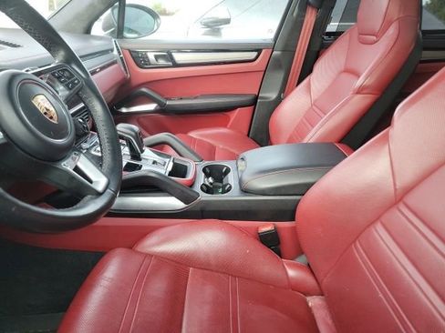 Used 2019 Porsche Cayenne Turbo image 5