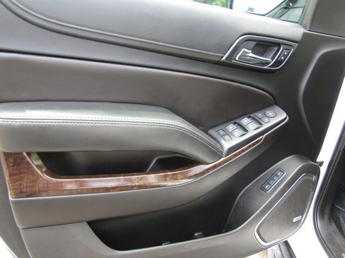 Used 2018 Chevrolet Suburban LT image 17