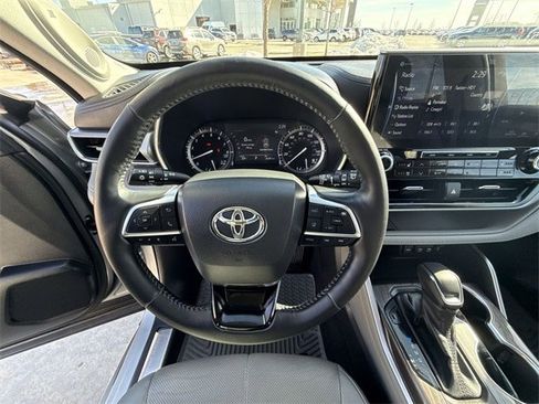 Used 2021 Toyota Highlander Platinum image 14