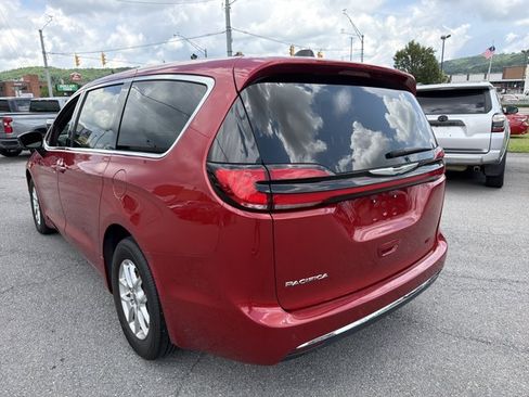 Used 2025 Chrysler Pacifica Select FWD image 8