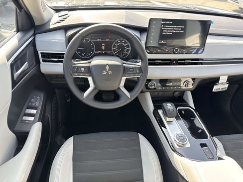 New 2025 Mitsubishi Outlander SE image 10