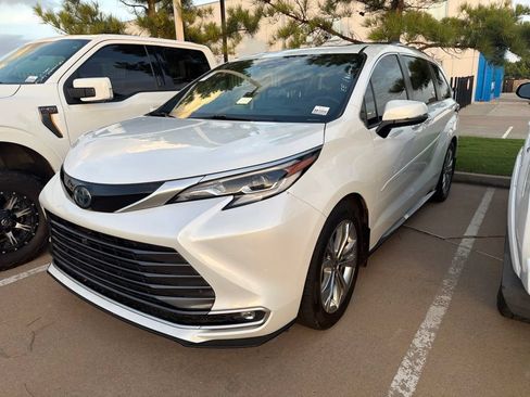 Used 2022 Toyota Sienna Platinum FWD image 1