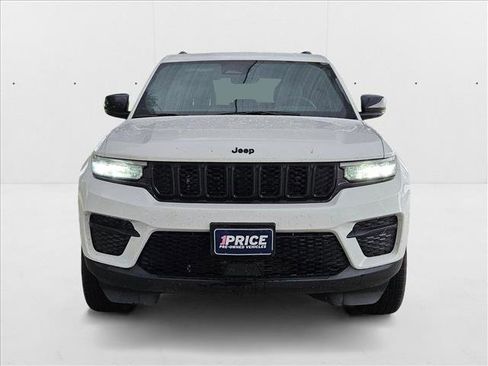 Used 2025 Jeep Grand Cherokee Laredo image 2