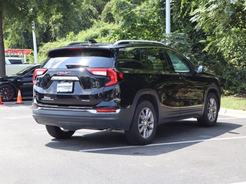 Used 2024 GMC Terrain SLT AWD/4WD image 9