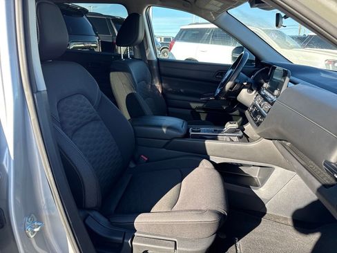 Used 2025 Nissan Pathfinder SV image 4