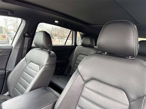 Used 2024 Volkswagen Atlas Cross Sport SEL R-Line image 33