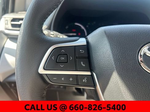 Used 2026 Toyota Sienna XLE FWD image 17
