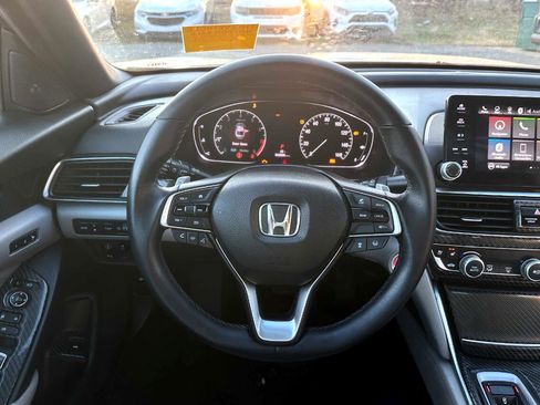 Used 2018 Honda Accord Touring image 13