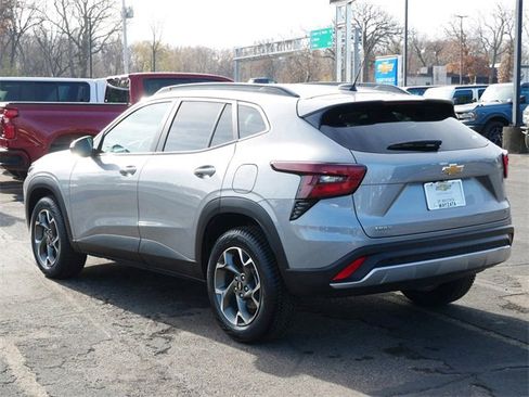 Used 2024 Chevrolet Trax LT w/ Sunroof Package image 4